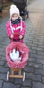 Kind mit Kinderwagen