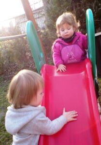 Emilia an Rutsche