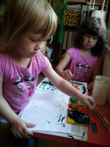 Emilia beim Malen