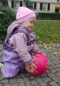 Emilia mit Ball