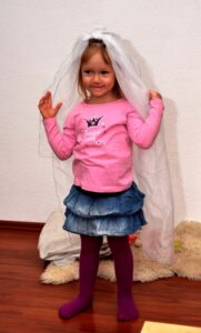 Emilia mit Schleier