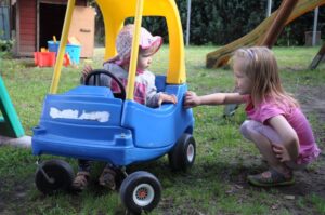Emmi und Clara am Auto