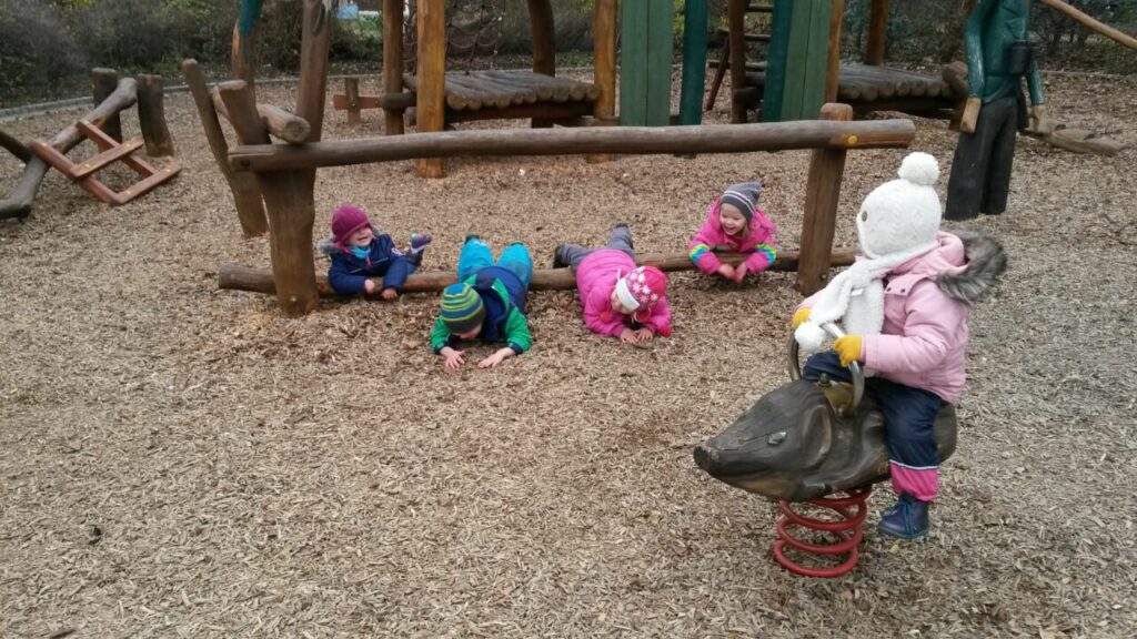 Kinder auf Spielplatz