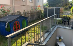 Garten mit Spielhaus