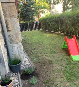 Garten mit Rutsche